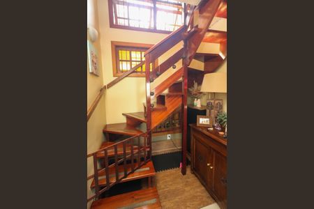 Casa à venda com 268m², 5 quartos e 4 vagas Casa à venda com 268m², 5 quartos e 4 vagasEscada