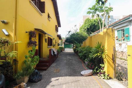 Casa à venda com 268m², 5 quartos e 4 vagas Casa à venda com 268m², 5 quartos e 4 vagasQuintal