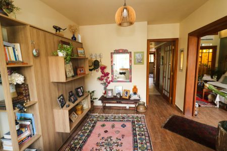 Casa à venda com 268m², 5 quartos e 4 vagas Casa à venda com 268m², 5 quartos e 4 vagasEscritório