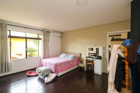 Casa à venda com 268m², 5 quartos e 4 vagas Casa à venda com 268m², 5 quartos e 4 vagasQuarto 3