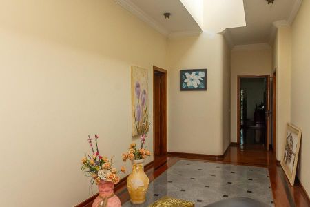 Casa para alugar com 700m², 5 quartos e 6 vagasCorredor acesso aos quartos