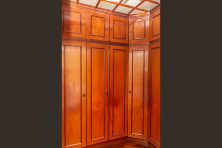 Casa para alugar com 700m², 5 quartos e 6 vagasSuíte 2- Closet