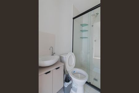 Banheiro de kitnet/studio para alugar com 1 quarto, 21m² em Itaquera, São Paulo
