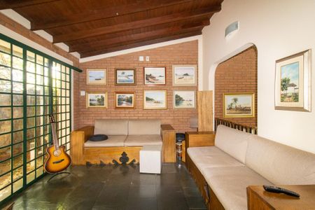 Casa à venda com 232m², 4 quartos e 4 vagasSala