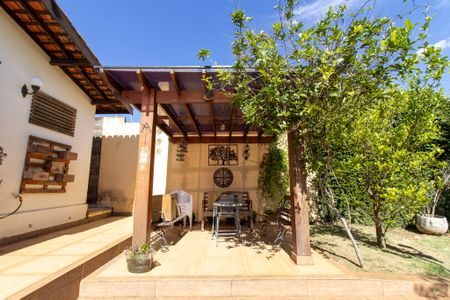 Casa à venda com 232m², 4 quartos e 4 vagasÁrea externa