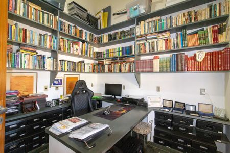 Casa à venda com 232m², 4 quartos e 4 vagasEscritório