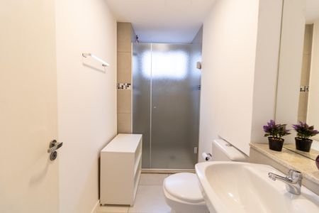 Banheiro Social de kitnet/studio para alugar com 1 quarto, 30m² em Centro Histórico, Porto Alegre