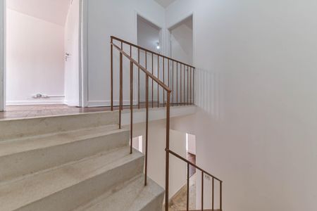 Casa à venda com 150m², 3 quartos e 2 vagasEscada