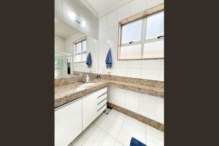 Casa à venda com 255m², 4 quartos e 4 vagas