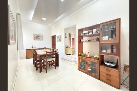 Casa à venda com 255m², 4 quartos e 4 vagas