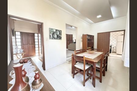 Casa à venda com 255m², 4 quartos e 4 vagas