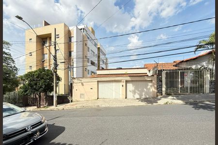 Casa à venda com 255m², 4 quartos e 4 vagas