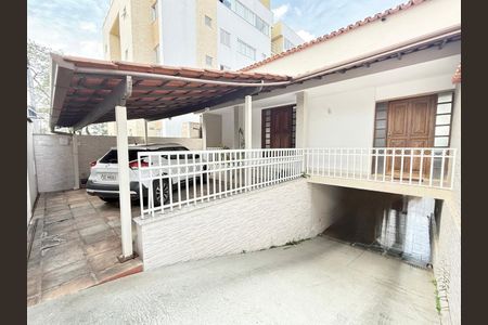 Casa à venda com 255m², 4 quartos e 4 vagas