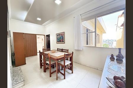Casa à venda com 255m², 4 quartos e 4 vagas