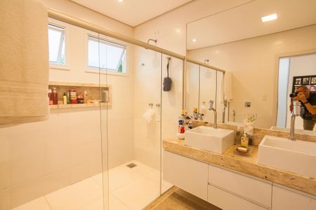 Casa de condomínio para alugar com 310m², 4 quartos e 4 vagas Casa de condomínio para alugar com 310m², 4 quartos e 4 vagasBanheiro da Suite 1