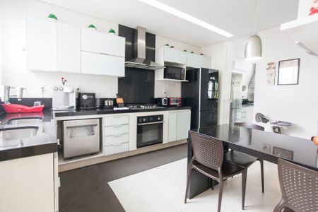 Casa de condomínio para alugar com 310m², 4 quartos e 4 vagas Casa de condomínio para alugar com 310m², 4 quartos e 4 vagasCozinha