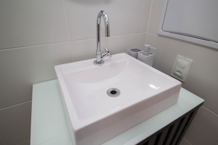 Banheiro de kitnet/studio para alugar com 1 quarto, 27m² em Vila Primavera, São Paulo