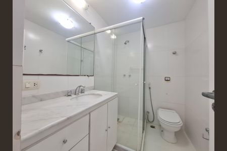 Banheiro da suíte  de apartamento para alugar com 3 quartos, 130m² em Laranjeiras, Rio de Janeiro