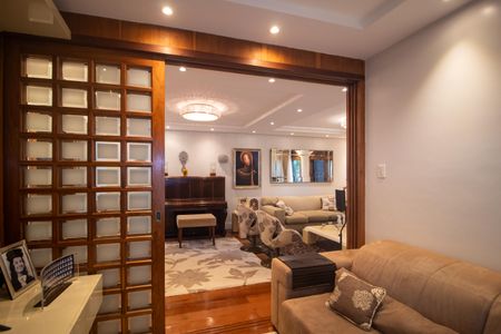 Casa à venda com 320m², 4 quartos e 2 vagas Casa à venda com 320m², 4 quartos e 2 vagasSala