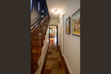 Casa à venda com 320m², 4 quartos e 2 vagas Casa à venda com 320m², 4 quartos e 2 vagasCorredor