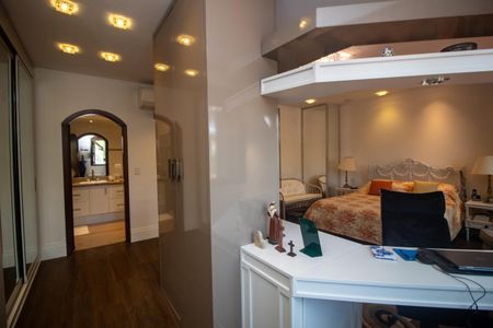 Casa à venda com 320m², 4 quartos e 2 vagas Casa à venda com 320m², 4 quartos e 2 vagasSuite 2