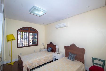 Casa à venda com 320m², 4 quartos e 2 vagas Casa à venda com 320m², 4 quartos e 2 vagasQuarto 2