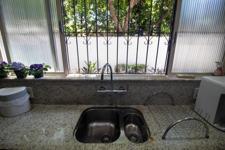 Casa à venda com 320m², 4 quartos e 2 vagas Casa à venda com 320m², 4 quartos e 2 vagasCozinha