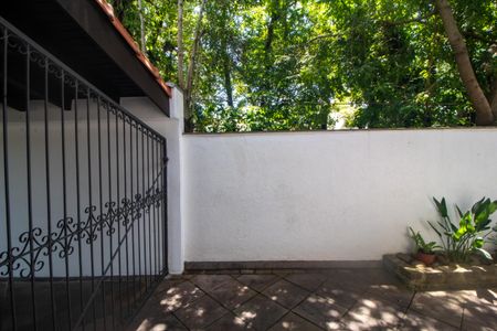 Casa à venda com 320m², 4 quartos e 2 vagas Casa à venda com 320m², 4 quartos e 2 vagasVista