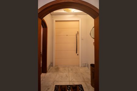 Casa à venda com 320m², 4 quartos e 2 vagas Casa à venda com 320m², 4 quartos e 2 vagasSala