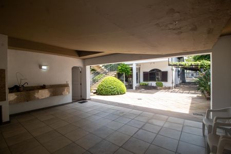 Casa à venda com 320m², 4 quartos e 2 vagas Casa à venda com 320m², 4 quartos e 2 vagasChurrasqueira