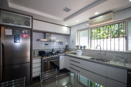 Casa à venda com 320m², 4 quartos e 2 vagas Casa à venda com 320m², 4 quartos e 2 vagasCozinha