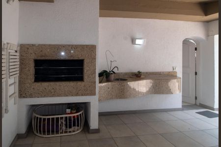 Casa à venda com 320m², 4 quartos e 2 vagas Casa à venda com 320m², 4 quartos e 2 vagasChurrasqueira