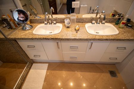 Casa à venda com 320m², 4 quartos e 2 vagas Casa à venda com 320m², 4 quartos e 2 vagasBanheiro da Suíte 2