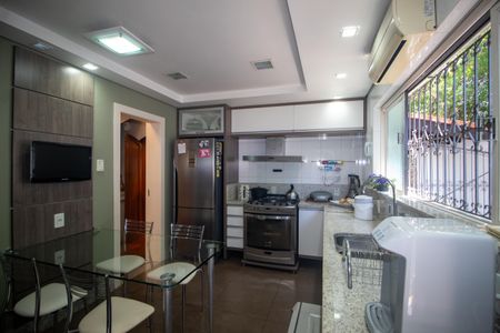 Casa à venda com 320m², 4 quartos e 2 vagas Casa à venda com 320m², 4 quartos e 2 vagasCozinha