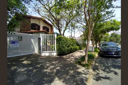 Casa à venda com 320m², 4 quartos e 2 vagas Casa à venda com 320m², 4 quartos e 2 vagasFachada