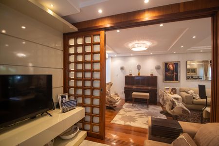 Casa à venda com 320m², 4 quartos e 2 vagas Casa à venda com 320m², 4 quartos e 2 vagasSala