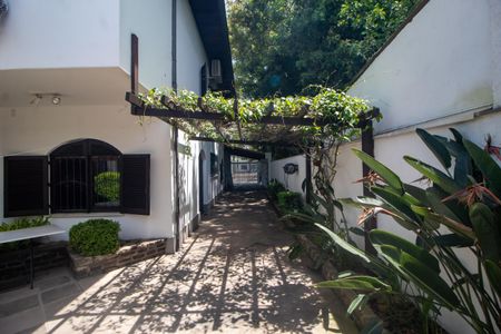 Casa à venda com 320m², 4 quartos e 2 vagas Casa à venda com 320m², 4 quartos e 2 vagasQuintal