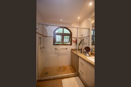 Casa à venda com 320m², 4 quartos e 2 vagas Casa à venda com 320m², 4 quartos e 2 vagasBanheiro da Suíte 2