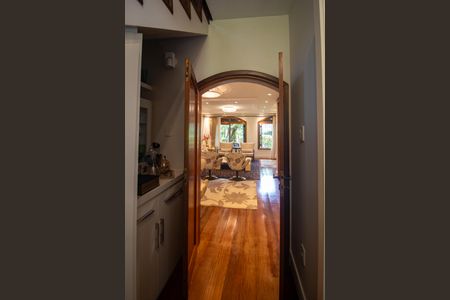 Casa à venda com 320m², 4 quartos e 2 vagas Casa à venda com 320m², 4 quartos e 2 vagasCorredor