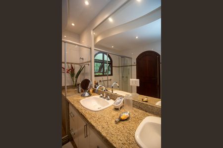 Casa à venda com 320m², 4 quartos e 2 vagas Casa à venda com 320m², 4 quartos e 2 vagasBanheiro da Suíte 2