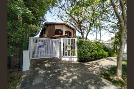 Casa à venda com 320m², 4 quartos e 2 vagas Casa à venda com 320m², 4 quartos e 2 vagasFachada