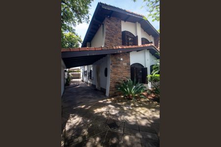 Casa à venda com 320m², 4 quartos e 2 vagas Casa à venda com 320m², 4 quartos e 2 vagasFachada