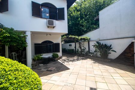 Casa à venda com 320m², 4 quartos e 2 vagas Casa à venda com 320m², 4 quartos e 2 vagasQuintal