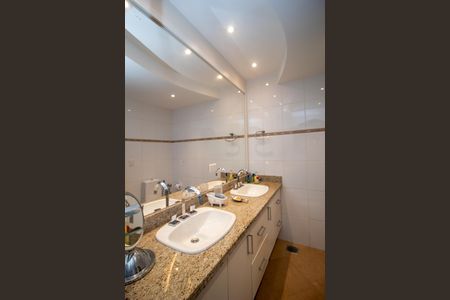 Casa à venda com 320m², 4 quartos e 2 vagas Casa à venda com 320m², 4 quartos e 2 vagasBanheiro da Suíte 2