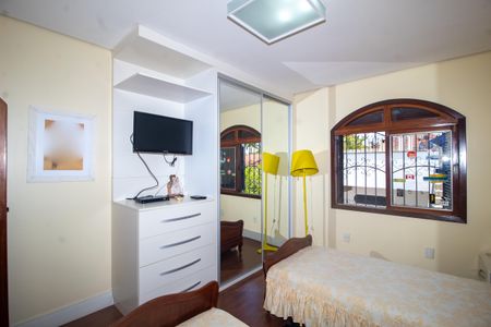 Casa à venda com 320m², 4 quartos e 2 vagas Casa à venda com 320m², 4 quartos e 2 vagasQuarto 2