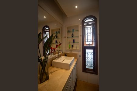 Casa à venda com 320m², 4 quartos e 2 vagas Casa à venda com 320m², 4 quartos e 2 vagasBanheiro 3