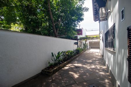 Casa à venda com 320m², 4 quartos e 2 vagas Casa à venda com 320m², 4 quartos e 2 vagasGaragem