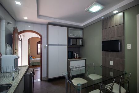 Casa à venda com 320m², 4 quartos e 2 vagas Casa à venda com 320m², 4 quartos e 2 vagasCozinha