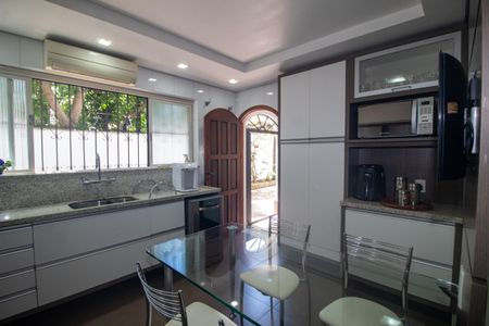 Casa à venda com 320m², 4 quartos e 2 vagas Casa à venda com 320m², 4 quartos e 2 vagasCozinha