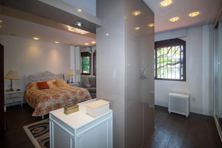 Casa à venda com 320m², 4 quartos e 2 vagas Casa à venda com 320m², 4 quartos e 2 vagasSuite 2